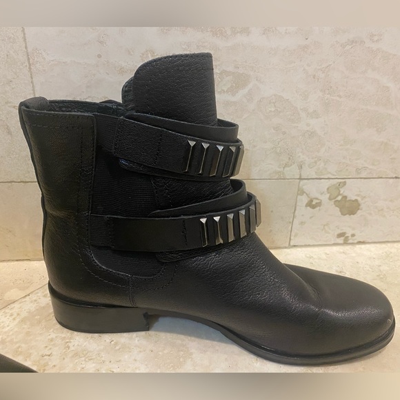 Pour La Victoire CARON Women’s Size 8.5 Double Strap Ankle Pull On Booties - Picture 7 of 7